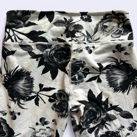 Lululemon Capri Leggings Size 8 – Black & White Floral Print🖤🤍🖤🤍 - Picture 6 of 8